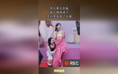 拽掉裙子,裙子意外脱落，明星与普通人的社死现场大揭秘”