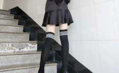 过膝袜女,时尚与保暖的完美融合，女生必备单品解析”