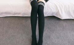 过膝袜女,时尚与保暖的完美融合，女生必备单品解析”